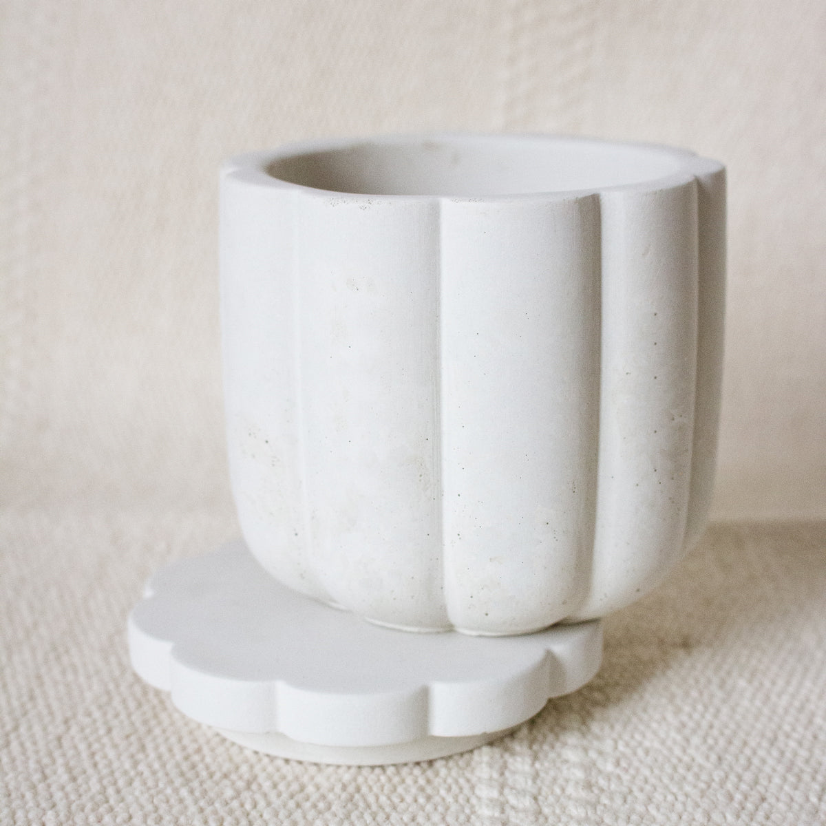 7oz Empty Concrete Candle Vessel with Lid - Scallop Style